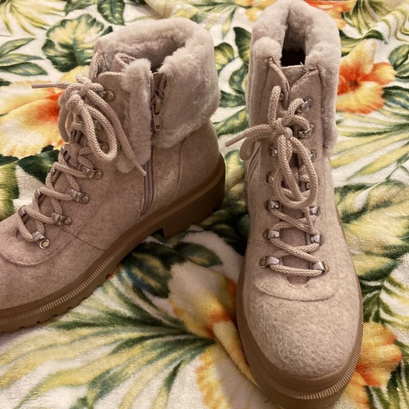 These are a pair of super stylish boots size nine and so comfy - Picture 2 of 4